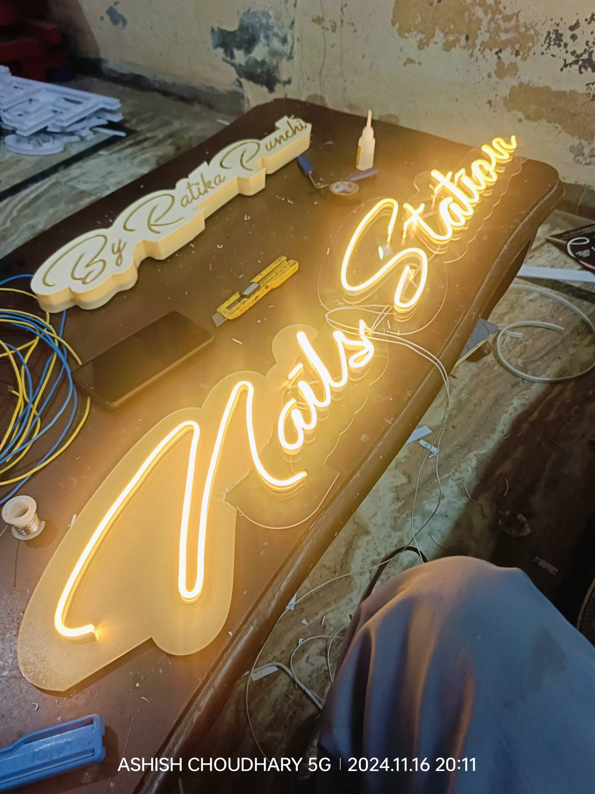 Neon 10